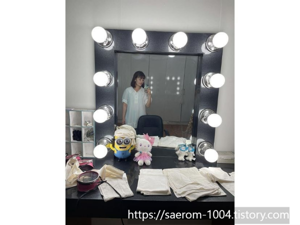 사진관 내부 거울에서 준비하면서 찍은 사진