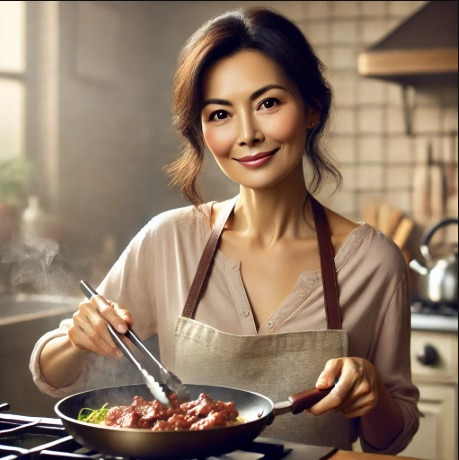 주방에서 후라이팬으로 요리하는 주부