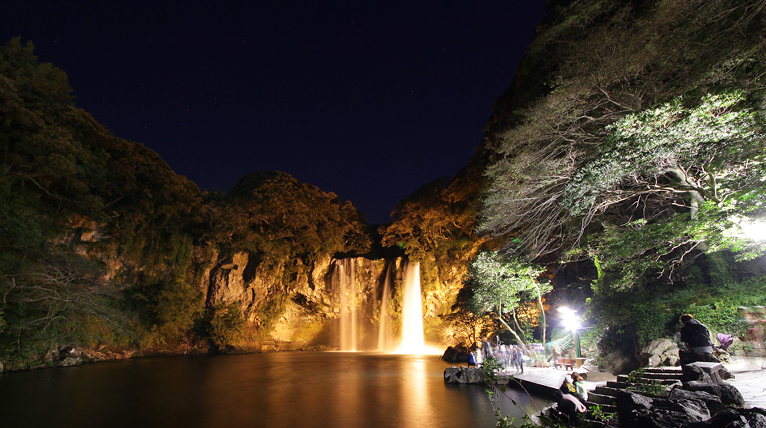 천지연폭포 야간 조명