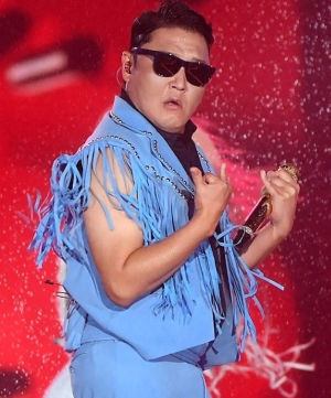 한국이 사랑하는 천재 아티스트이다.