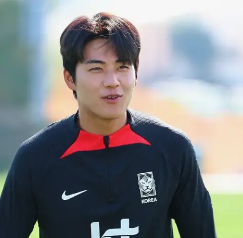 태국전-
축구구장 검은 유니폼을 입고 미소짓고 서있는 모습