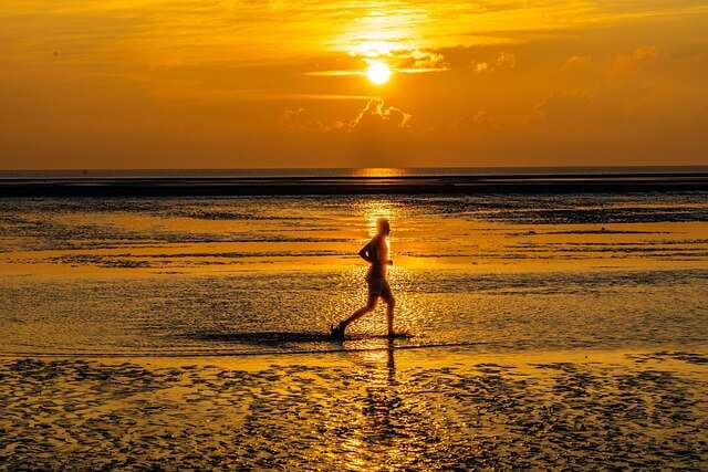 해변을 달리는 남자
