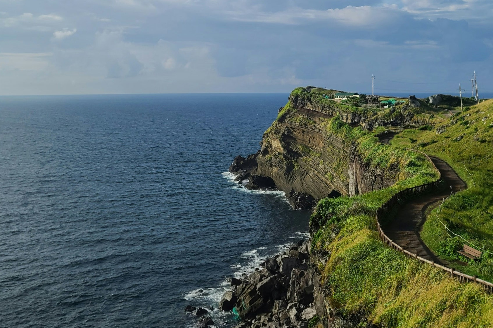 제주도 푸른 바다가 보이는 탁 트인 거실 창가 풍경