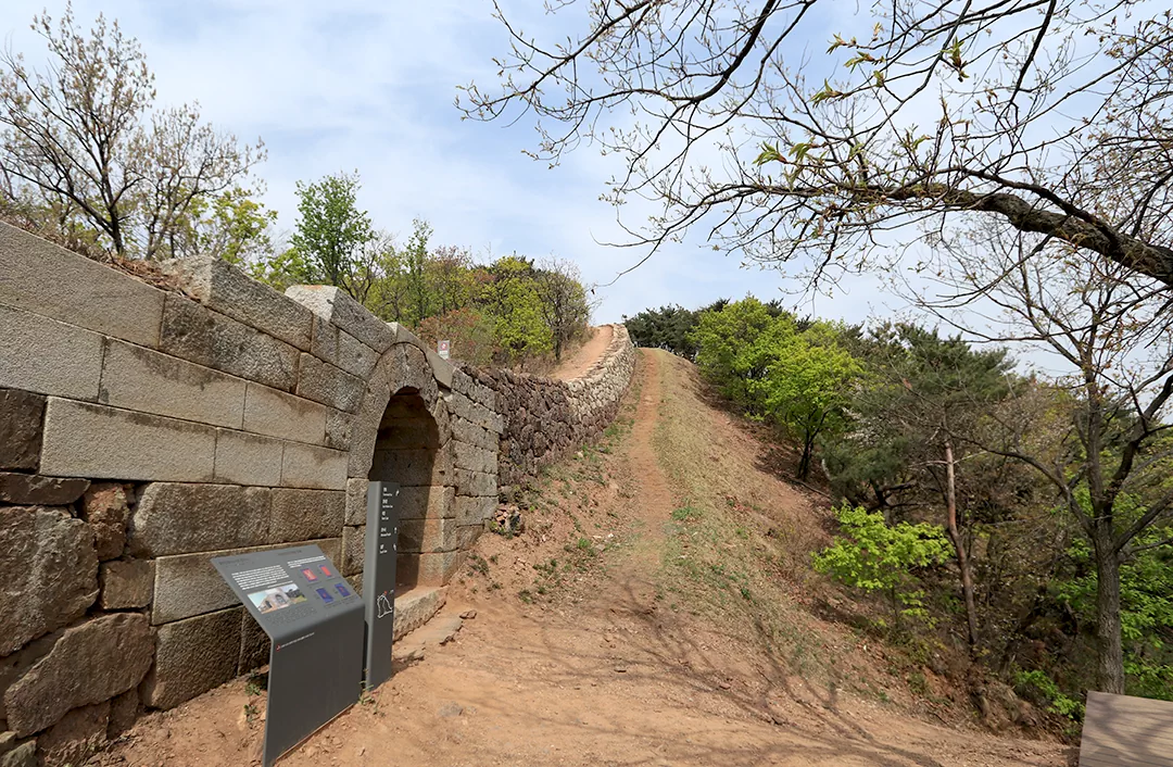 평화누리길 2코스의 핵심 역사 유적지 홍예문 전경 사진입니다.