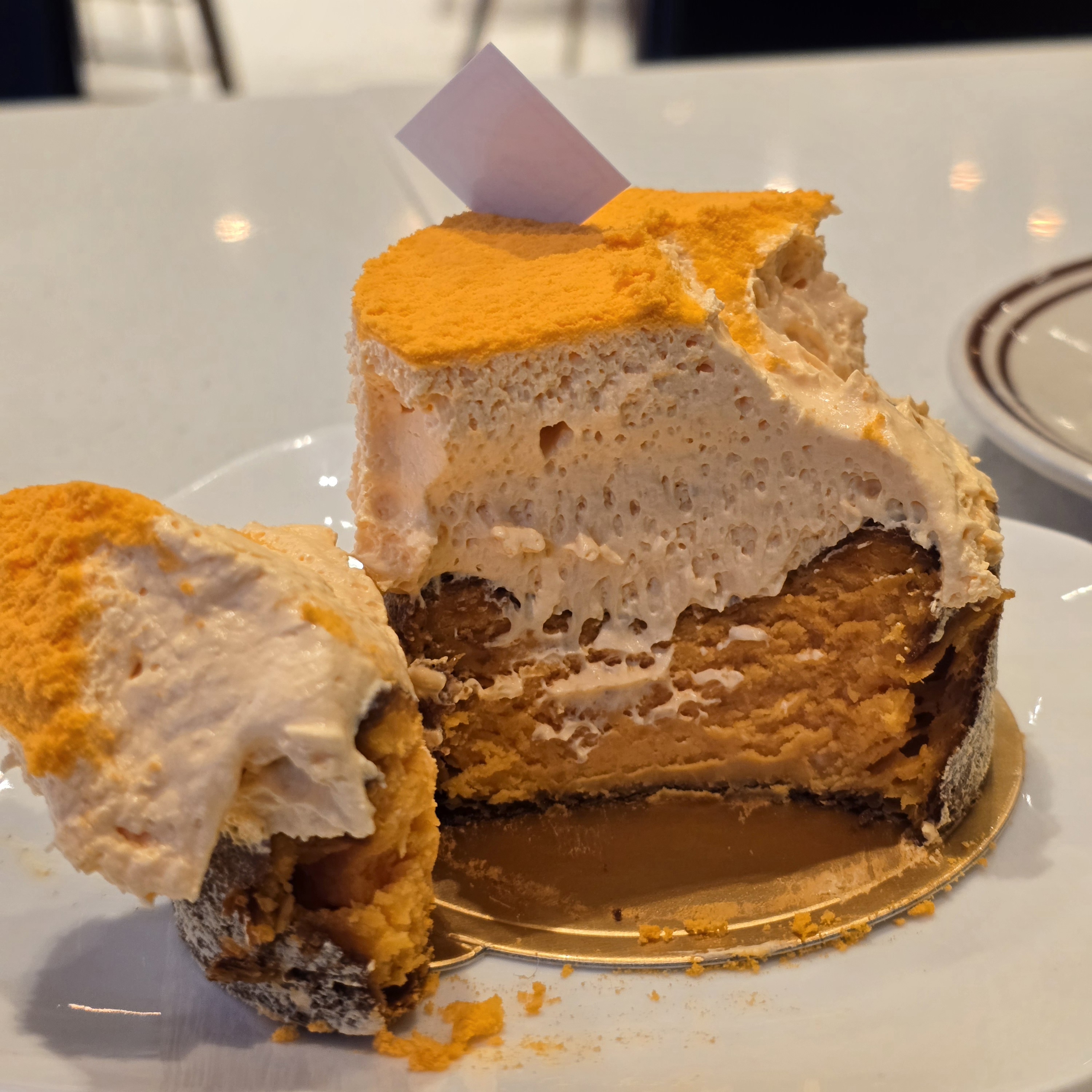 본체는 바스크치즈케이크, 그것도 황치즈가 듬뿍인!