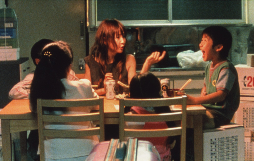 영화 아무도 모른다 속 어머니와 네 명의 아이들이 식탁에 앉아 있는 모습