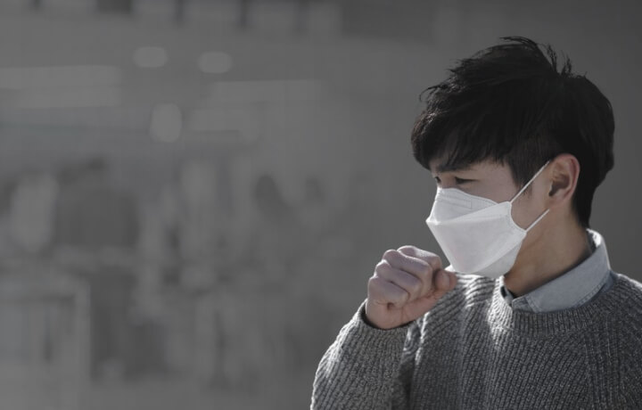 마스크-끼고-기침중인-남성