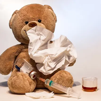 감기약을 들고 있는 곰인형 사진