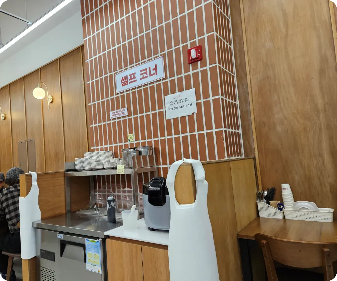 짬뽕관-하남미사점-셀프-바-단무지-양파-밥-앞치마-제공