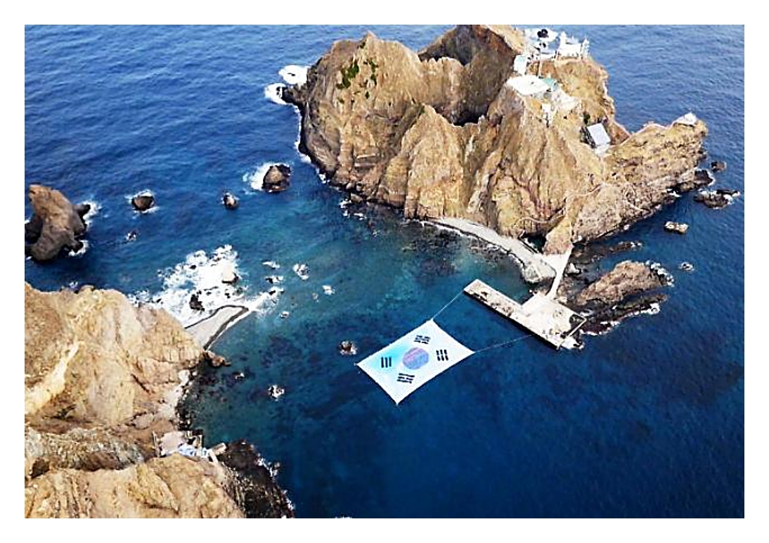 독도의 군사적 전략성과 동해 위치를 상징하는 이미지