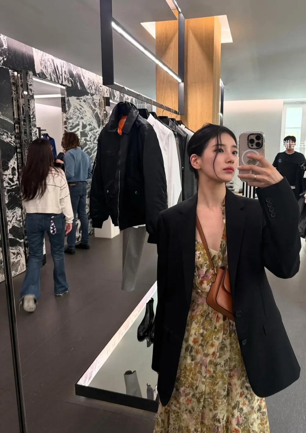 수지셀린느, 수지공항패션, 수지귀국패션, 수지패션, 수지트리옹프백, 셀린느트리옹프, 셀린느가방추천, 셀린느공항룩, 셀린느코디, 셀린느앰버서더, 뷔셀린느, 박보검셀린느, 셀린느25ss, 파리패션위크2025, 수지패션분석, 수지셀린느룩, 수지착장정보, 셀럽공항패션, 셀럽명품가방, 여자공항패션, 명품패션, 명품가방추천, 프렌치시크룩, 꾸안꾸공항패션