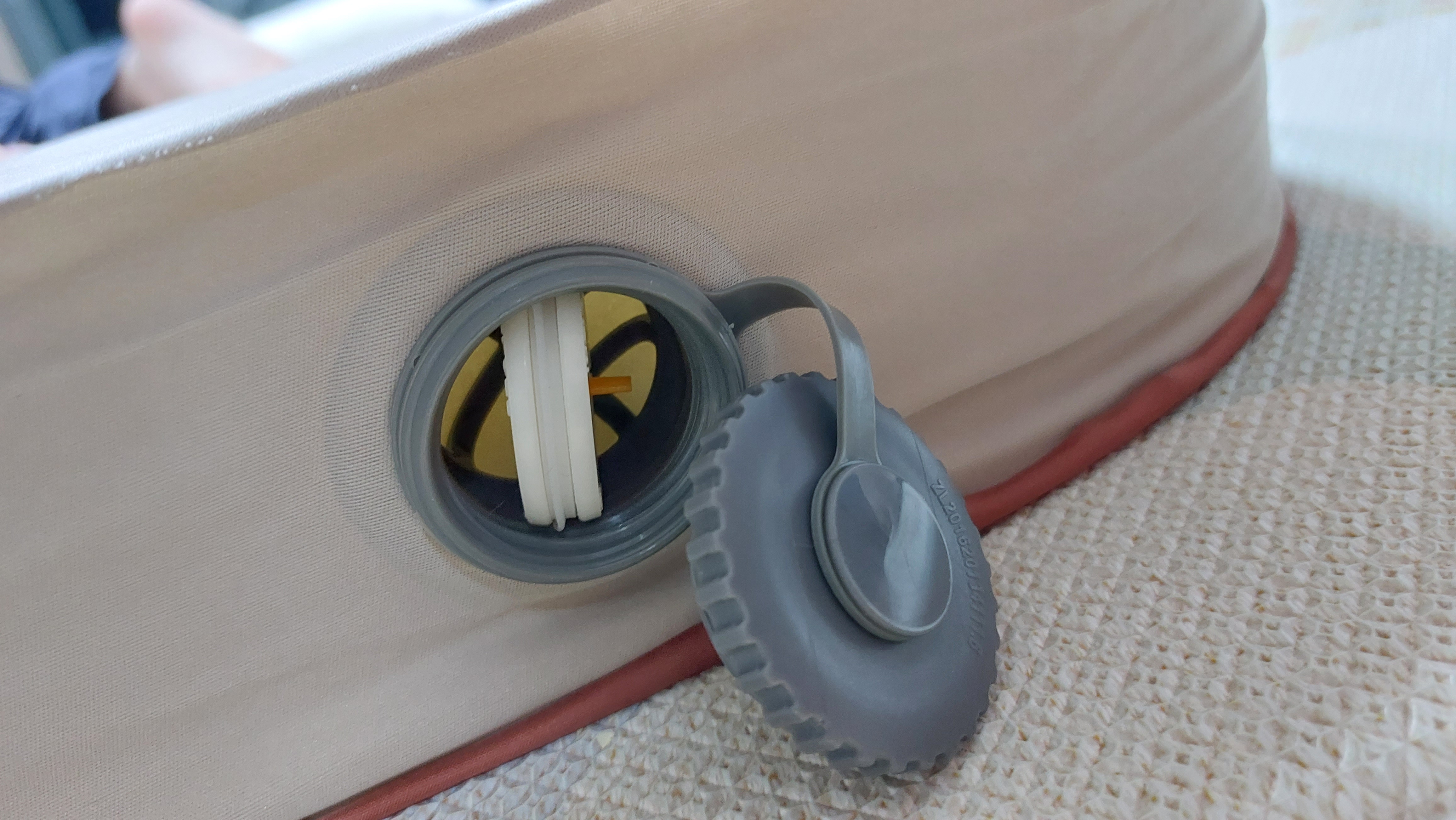 네이쳐 하이크 자충매트 더블사이즈 10CM 노즐구멍 열어버리면 빨리 바람이 매트에 채워집니다.