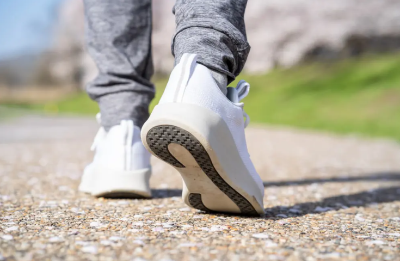 걷고있는 사람의 발