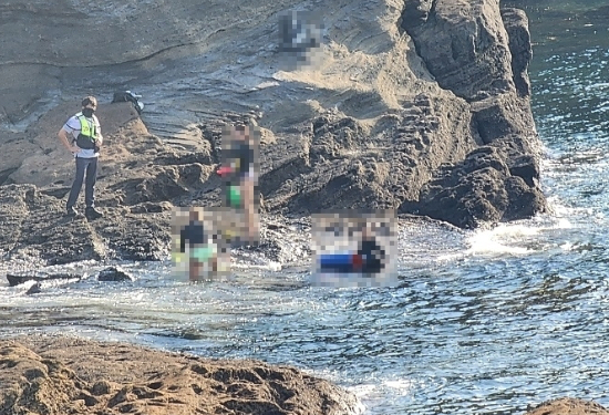 지난 27일 오후 5시 5분께 계속된 물놀이 사고로 출입이 통제된 제주 '생이기정'에 들어가 물놀이를 즐기던 3명이 해경에 적발됐다. [사진=제주해양경찰서]