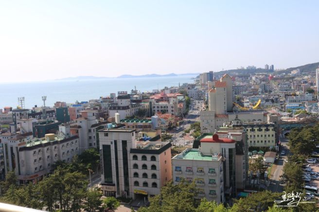 해수욕장 숙소에 관한 그림