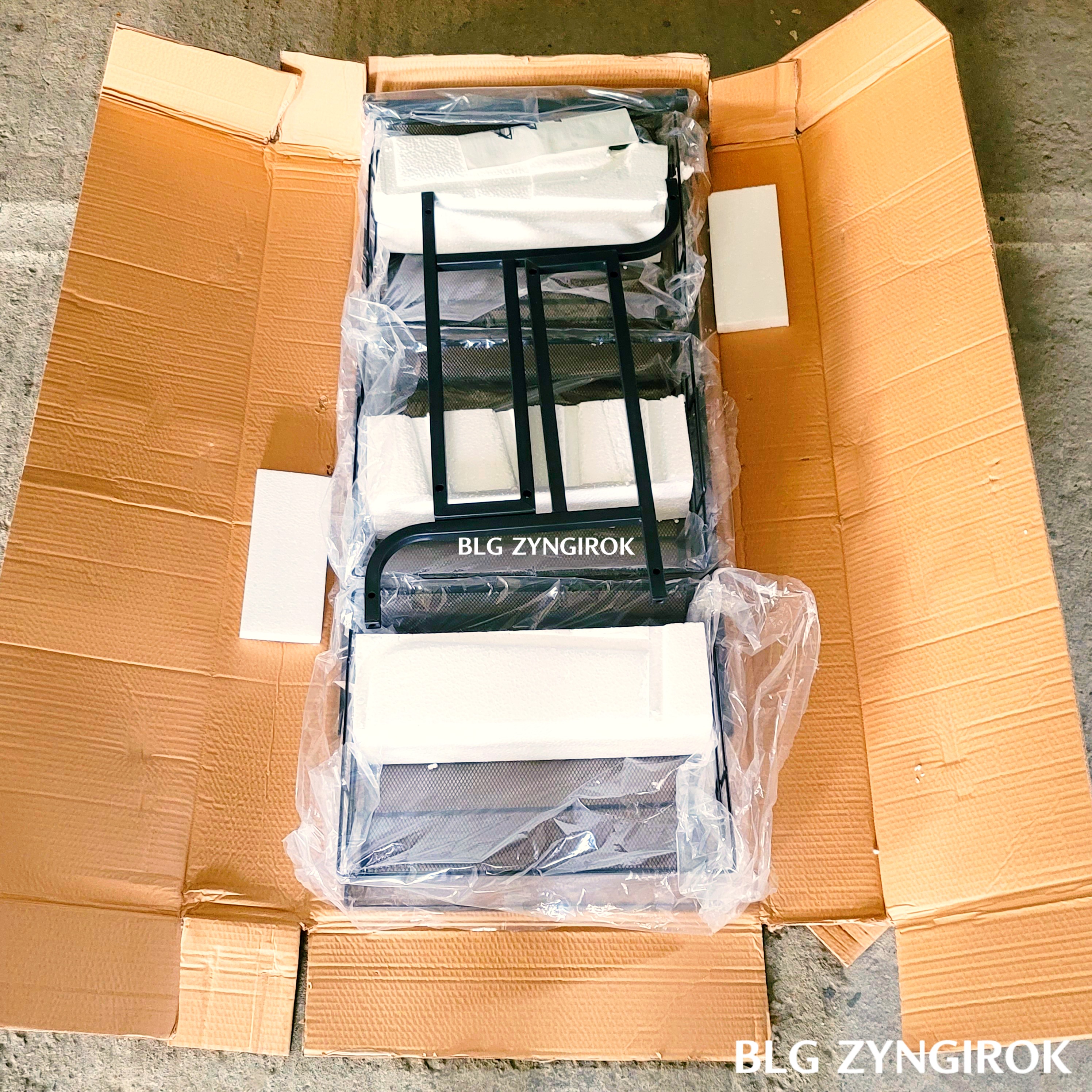 상자를-뜯어내-제품을-바닥에-놓은-모습이다.