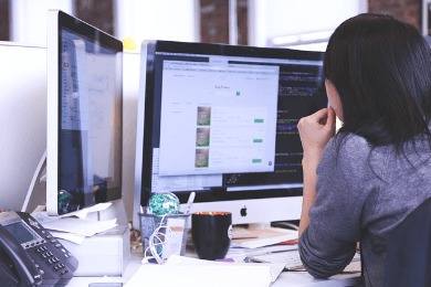 PC를 통해 인감증명서 인터넷 발급 중인 사람