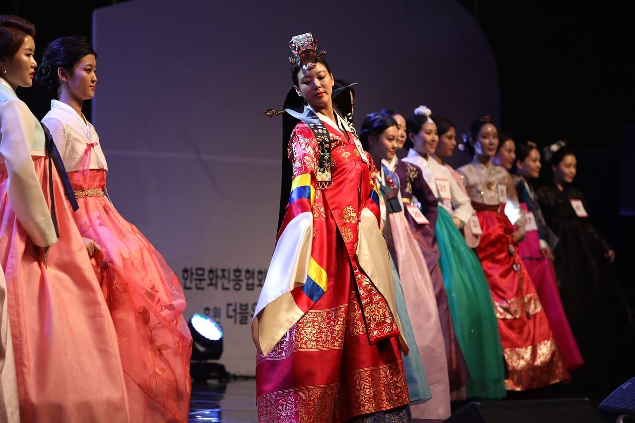 무대의상 디자인과 무대미술의 조화