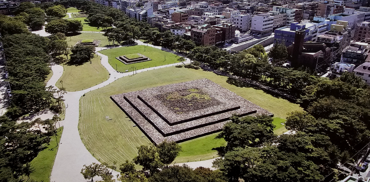 백제 근초고왕 무덤으로 추정되는 서울 송파구 석촌동 3호분. 고구려식 적석총(돌을 쌓아 만든 무덤) 형태