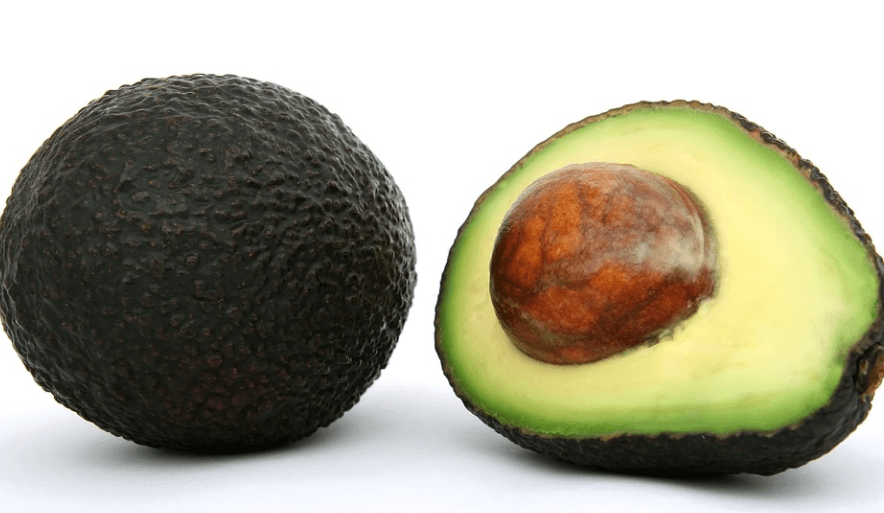 칼륨이 많은 음식 아보카도가 반으로 잘라져 있다