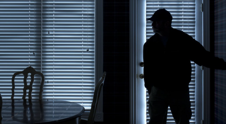 불꺼진-집안-남자그림자