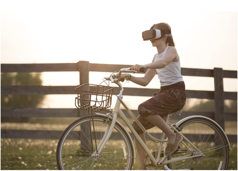 “현실 너머 또 다른 나: 버스 안에서 확장되는 가상공간의 삶”