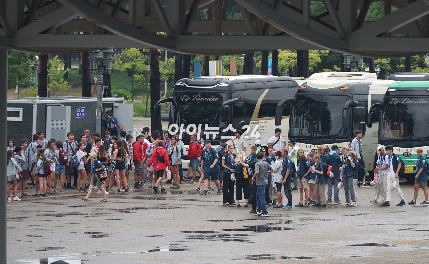 11일 오후 서울 마포구 상암동 서울월드컵경기장에 2023 새만금 세계스카우트 잼버리 폐영식에 참가하는 각국 스카우트 대원들이 도착하고 있다. [사진=사진공동취재단]