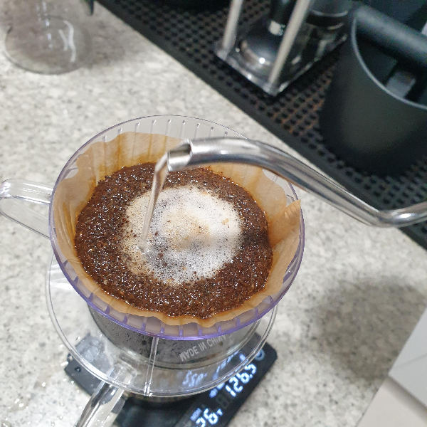 메리타 드리퍼로 온도계 및 저울 없이 아이스 커피 추출하기 with 다이소 드립포트_2 ~ 3차 물 붓기