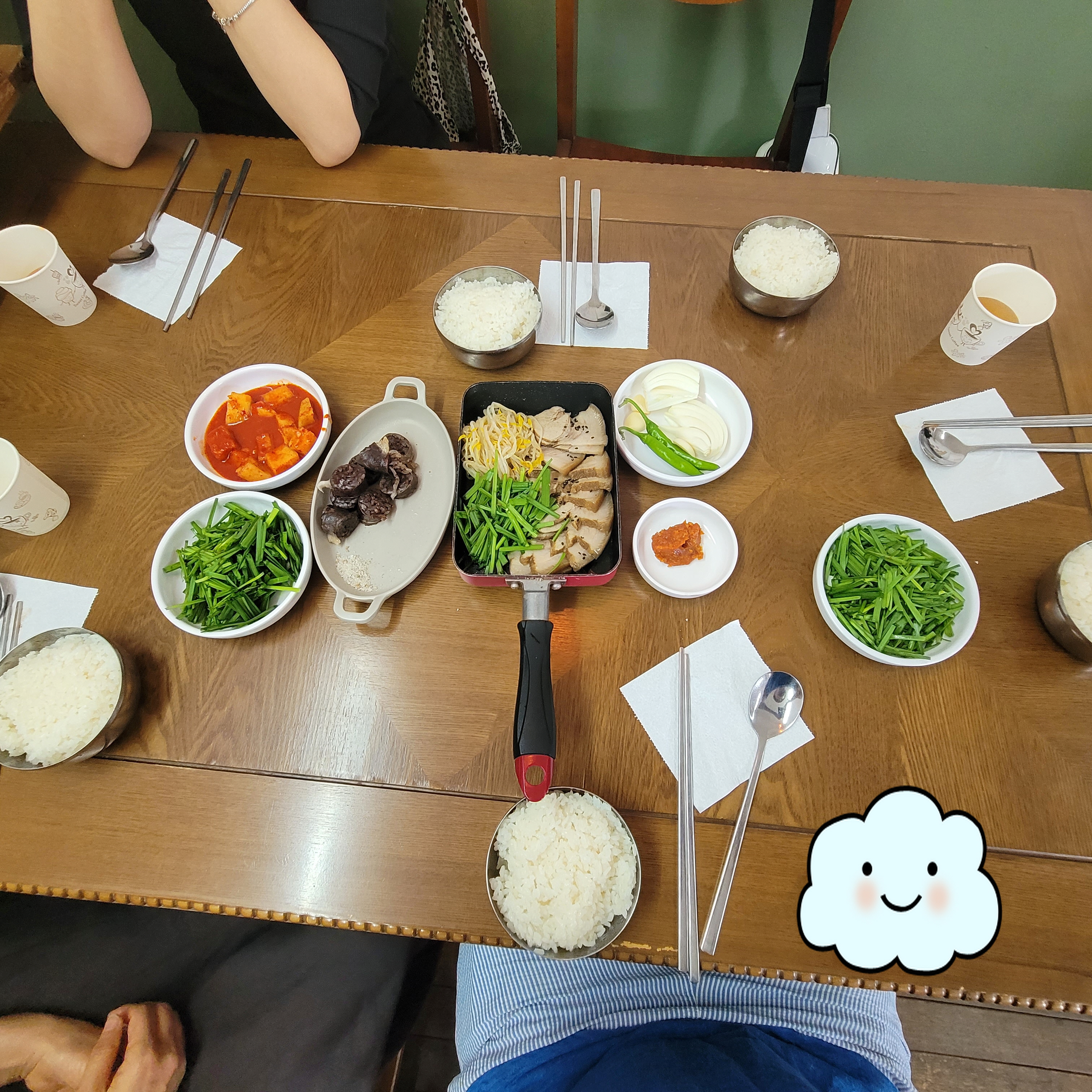 수육국밥 클로즈업—맑은 국물과 불향 마늘칩 비주얼!