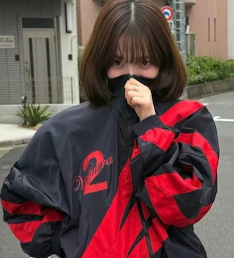 바케라(Vaquera) 점퍼를 입은 카리나