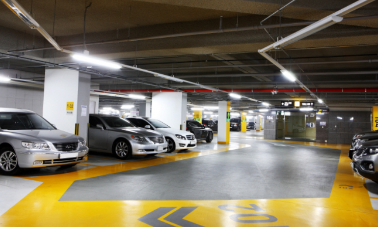 실내 주차장에 주차된 차량 모습