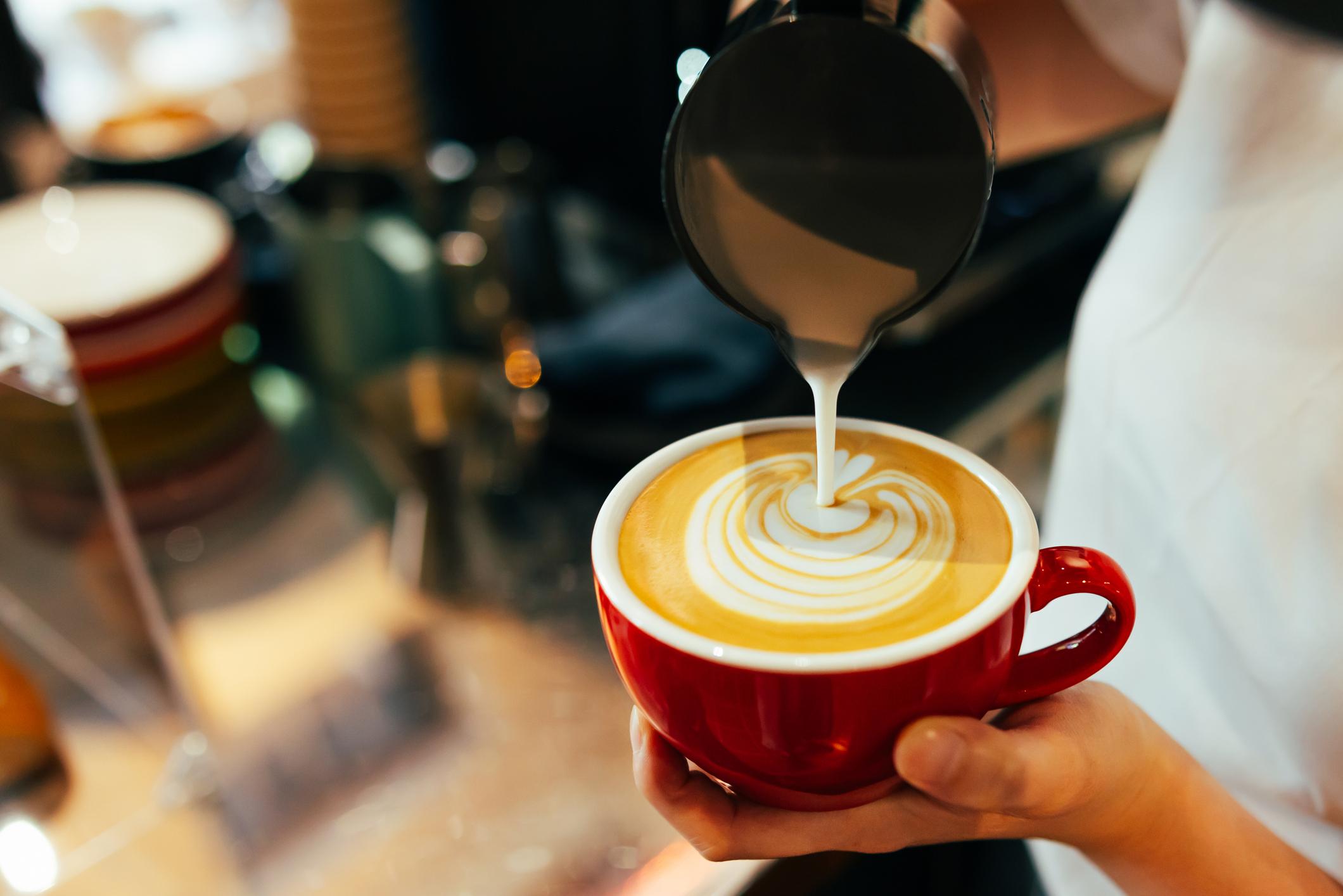 라떼아트를 만드는 모습