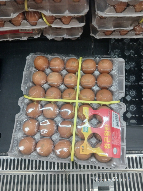 식욕억제 방법에 도움이 되는 마트 진열대에 놓인 계란 30구 한 판