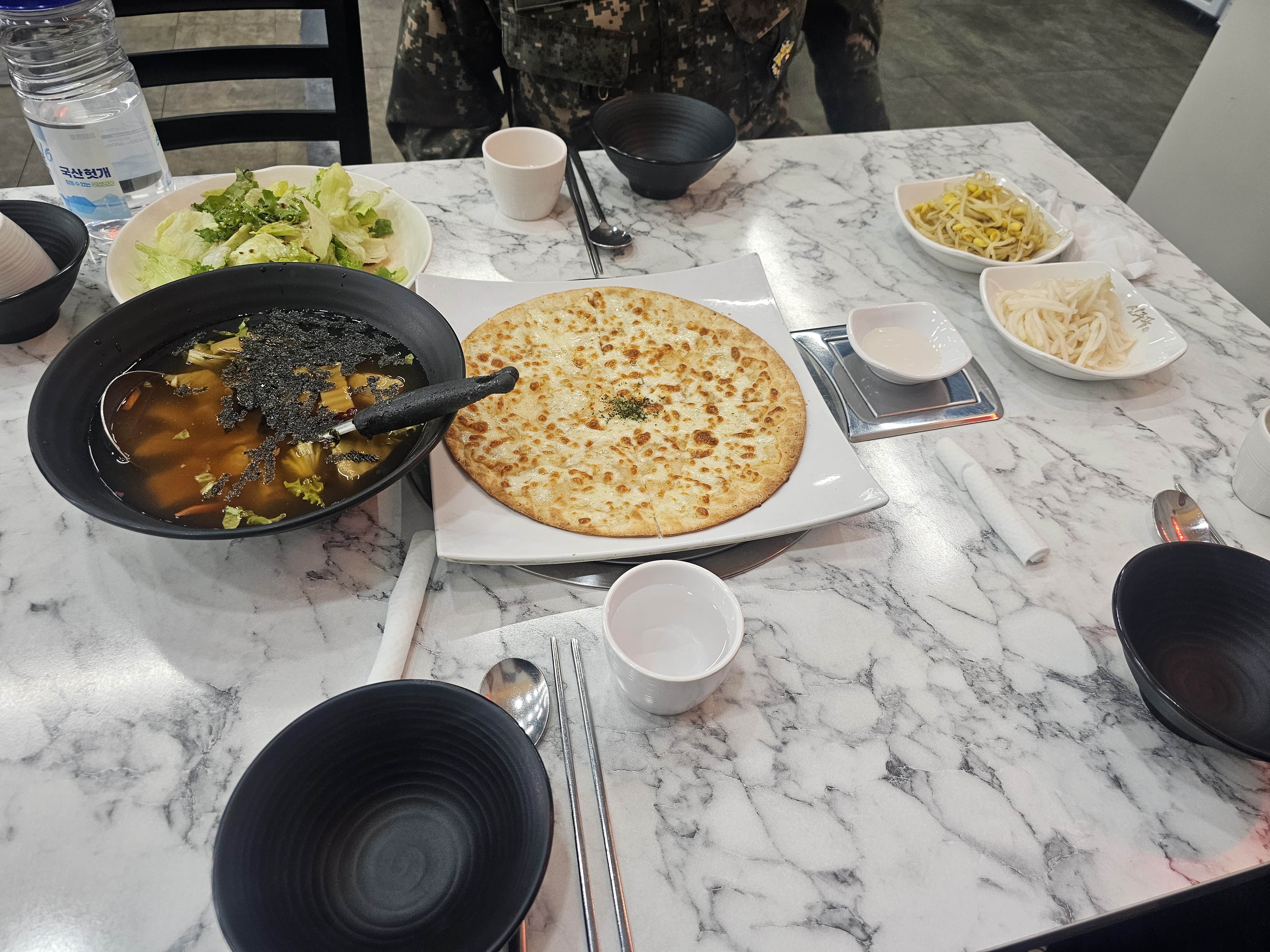 신주꾸미세트 한 상 — 매운 국물·치즈피자·샐러드·반찬