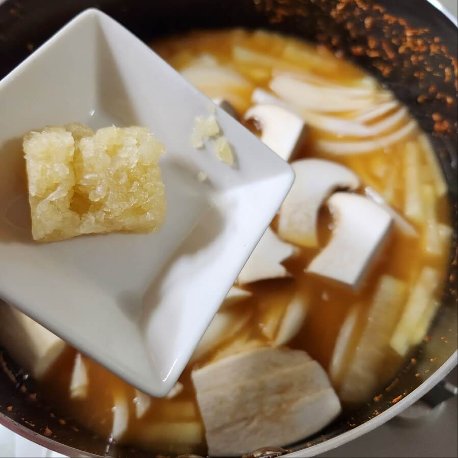 양파 새송이버섯 보리새우 냉이 된장국 끓이는 방법