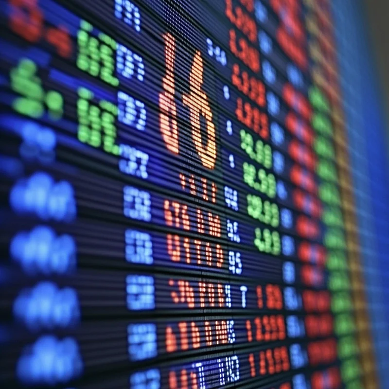 주식 티커가 다양한 환율 정보를 제공하며, 특히 미국 달러의 실시간 변동성이 강조됩니다. 즉각적인 투자 결정을 위한 데이터 강조.