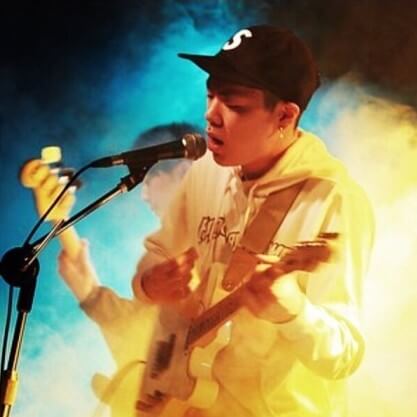 혁오-TOMBOY-혁오의-보컬-오혁이-기타를-치며-노래를-부르는-사진으로-몽환적인-느낌을-준다.