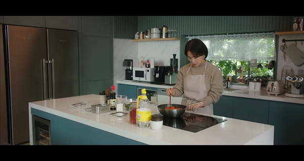 반찬을-준비하는-정숙