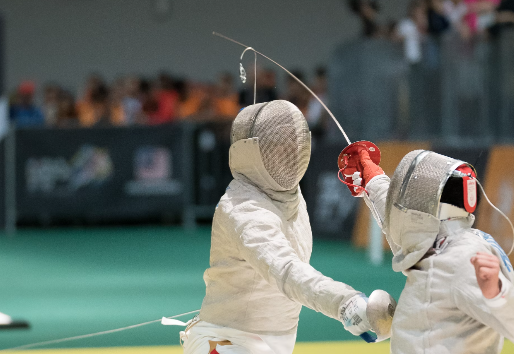 펜싱 경기를 하는 사람