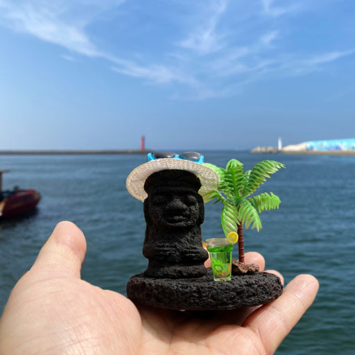 손바닥위에 제주 돌하르방을 올려놓은 사진