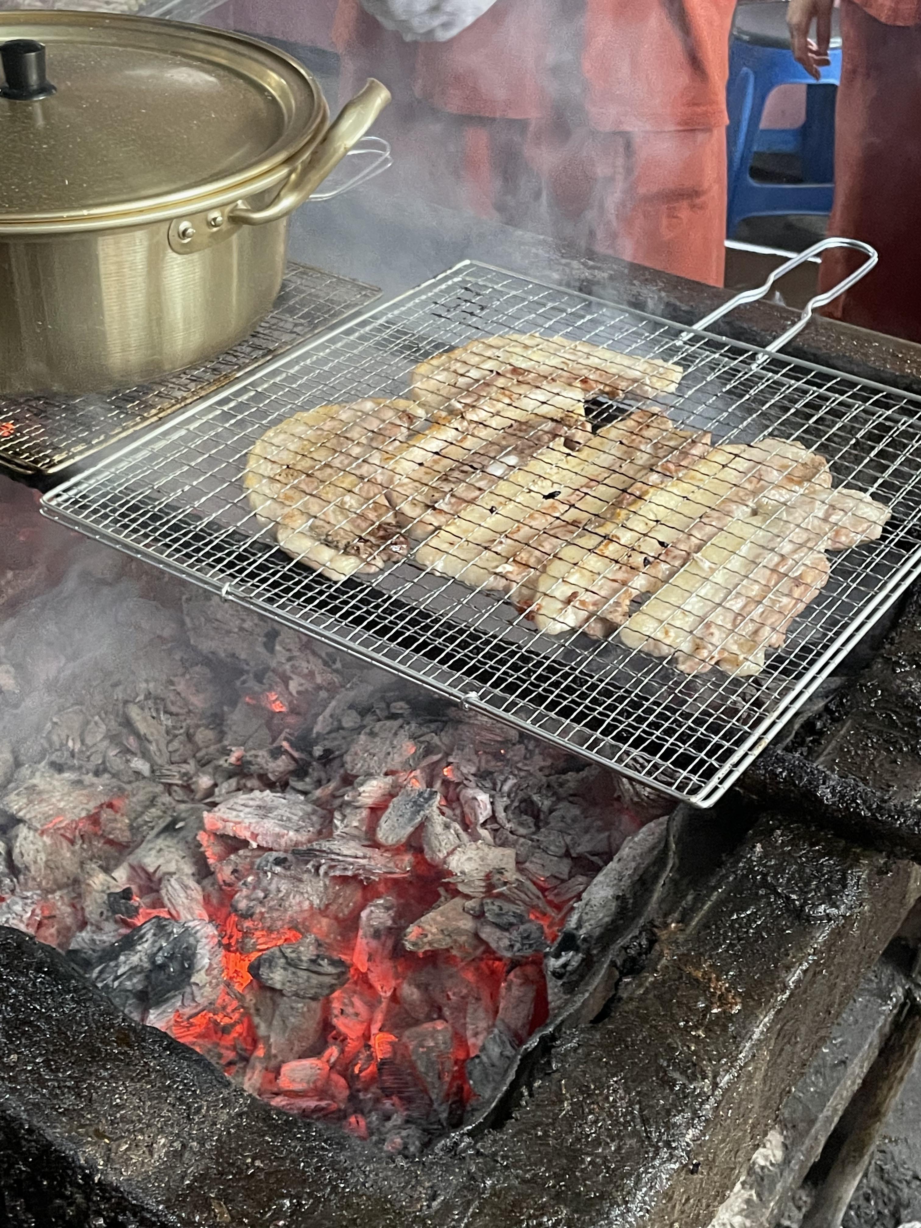 숯불에 굽고 있는 삼겹살 사진