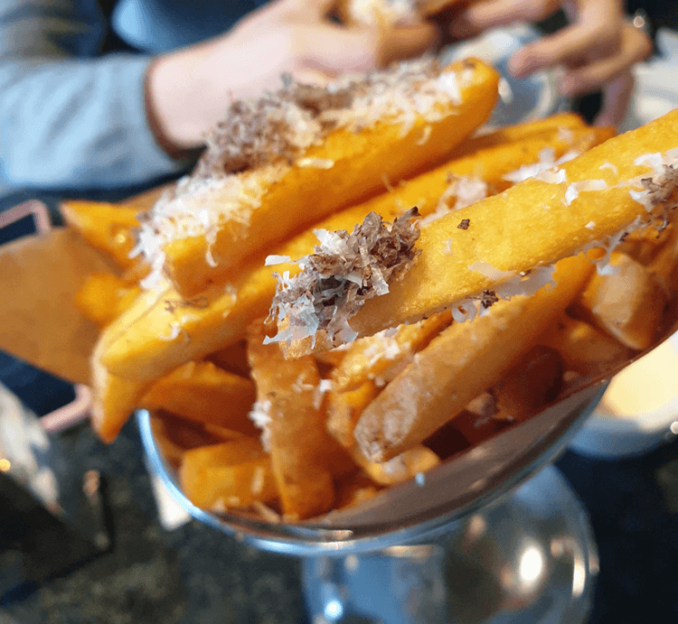 인소울-트러플프라이즈-위에-트러플가루와-치즈가루를-올려서-먹으려고한다