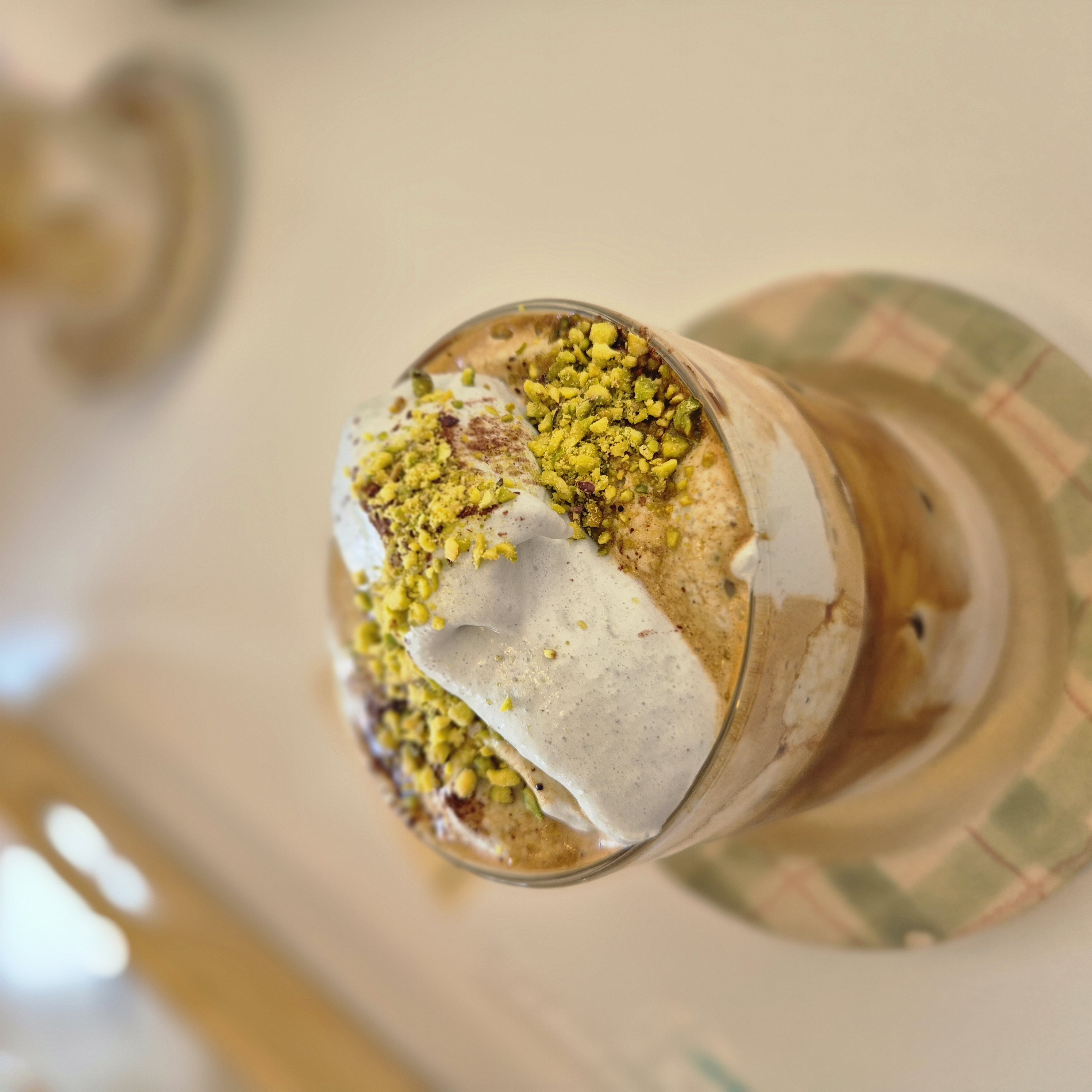 스테이 어도러블 피스타치오 라떼