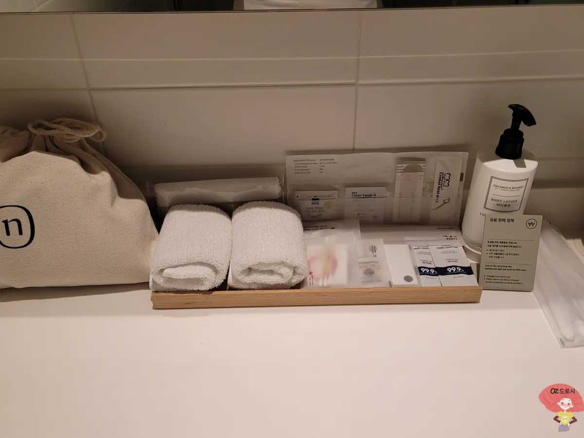 인천-중구-영종도-네스트호텔-객실-배쓰룸-일회용-편의용품-안경렌즈-클리너-소독솜-밴드-치실-빗-샤워캡-배쓰타올-등