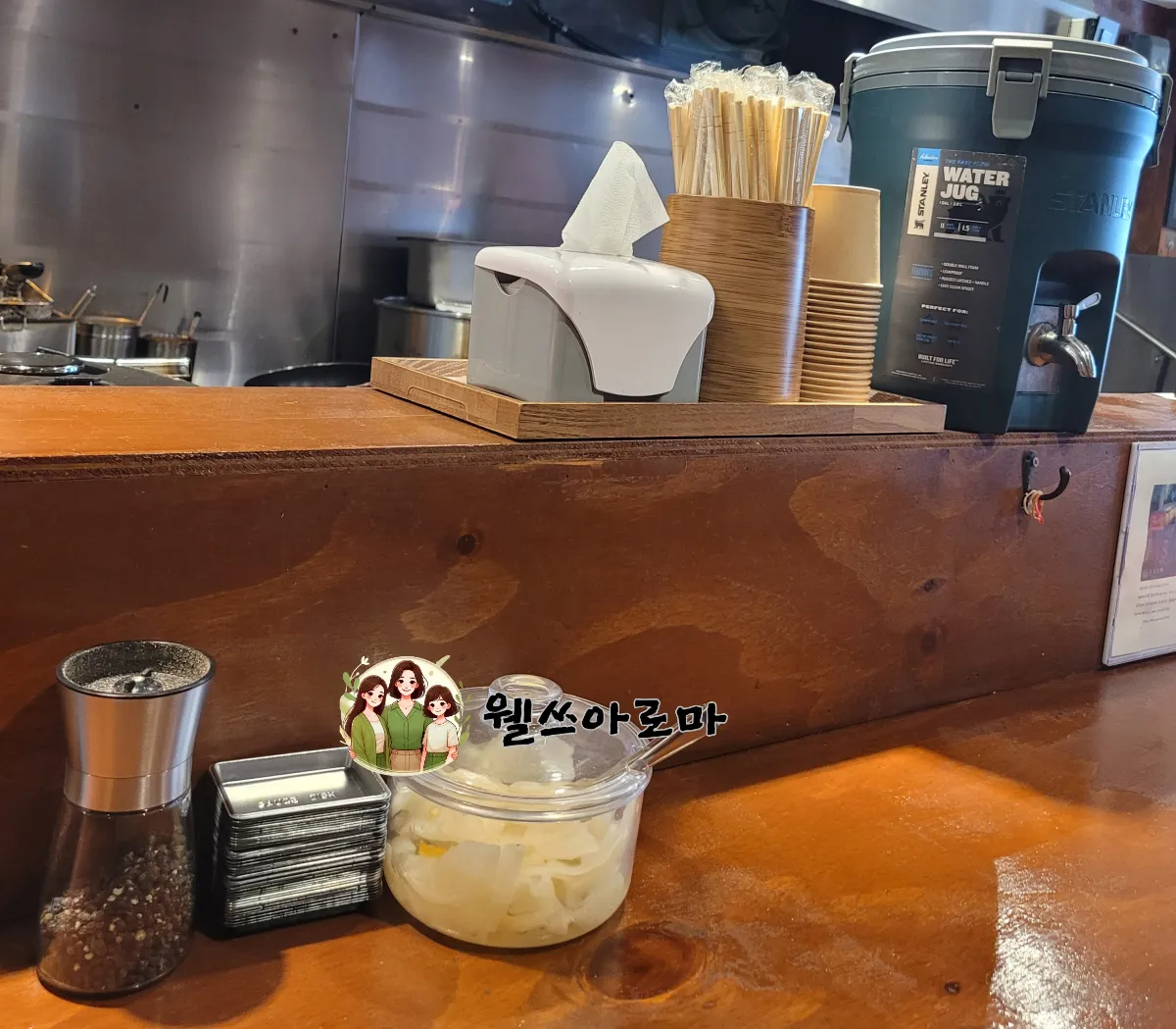 심야라멘트럭-테이블모습-단무지