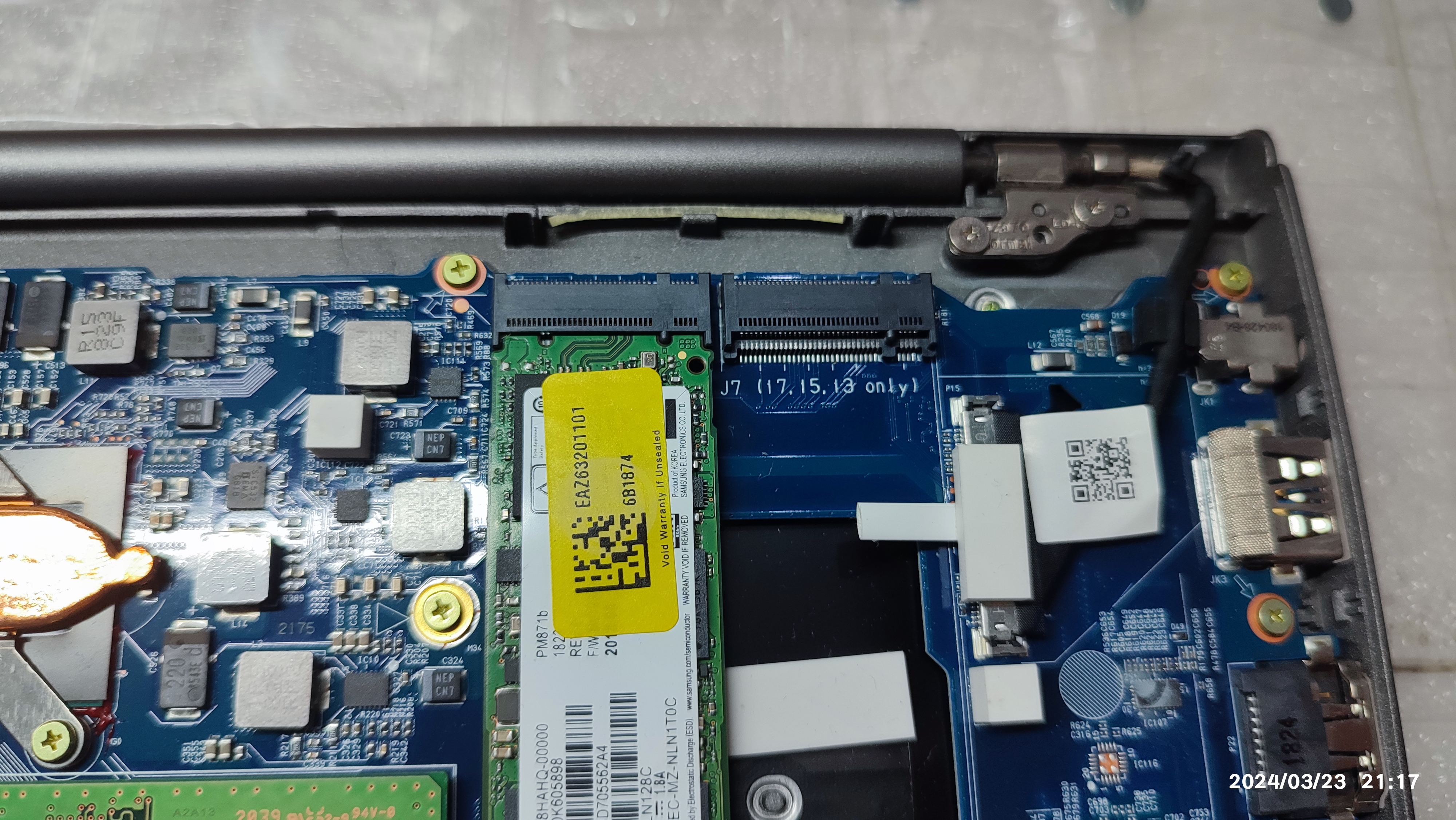 M.2 슬롯 2개 있습니다. 기존에 장착된 M.2 SSD는 SATA 규격의 B&M키 M.2 SSD가 장착된 상태입니다.