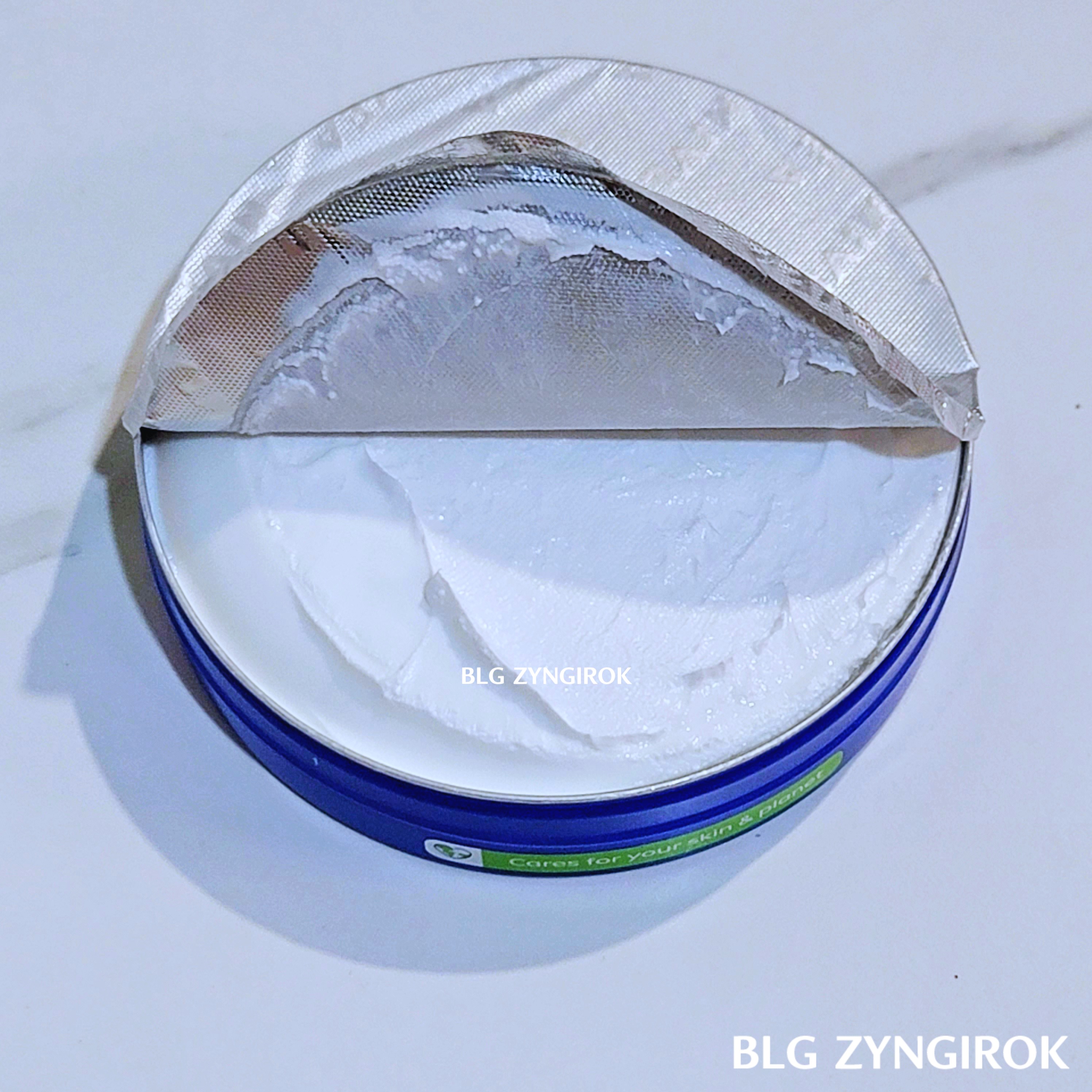 은박 밑 크림이 가득 담겨있는 모습이다.