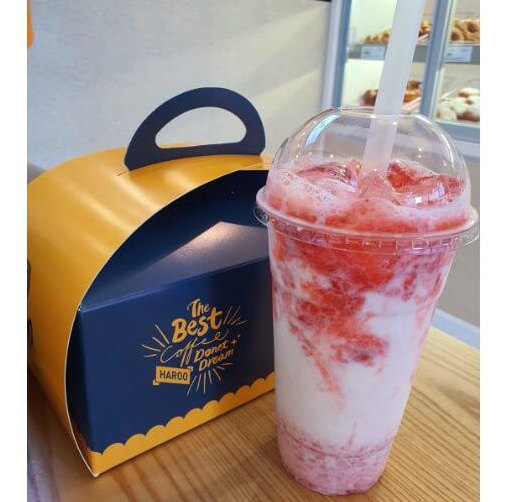 도넛 포장과 딸기 스무디