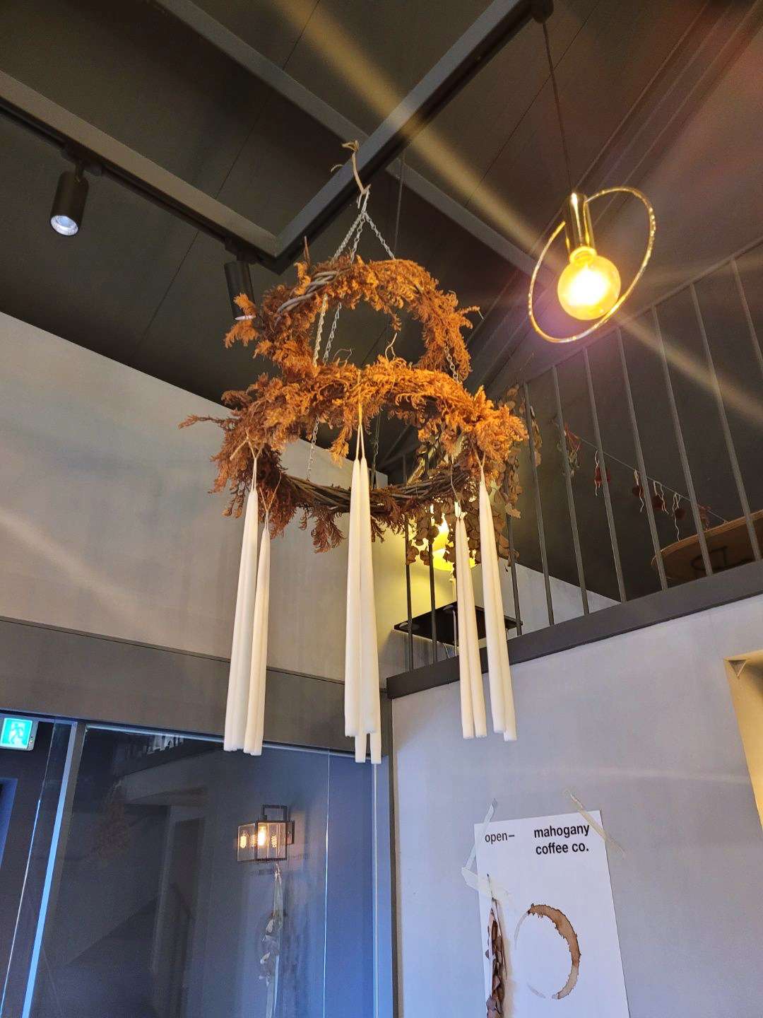 천장 위 장식품