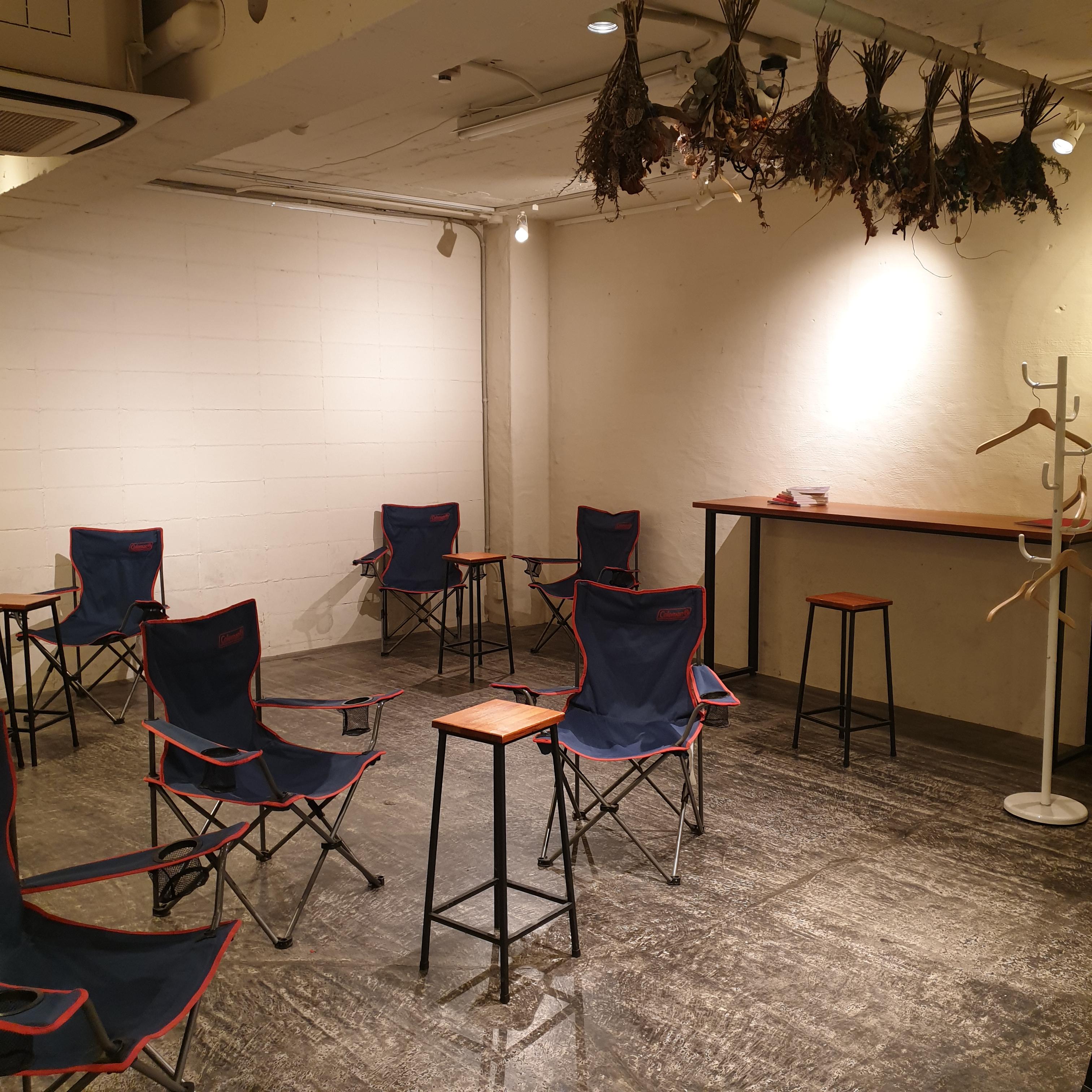 캠핑 의자가 놓인 내부. 굉장이 공간이 여유롭다.